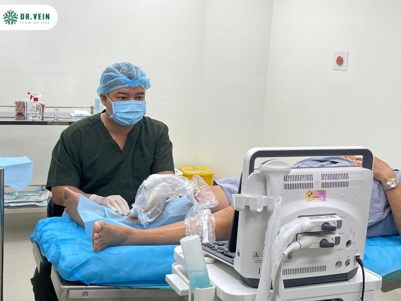 Tiêm xơ tĩnh mạch là gì? Quy trình, ưu điểm và những điều cần biết ThS.BS Lê Kim Cao - CKII Phẫu thuật mạch máu