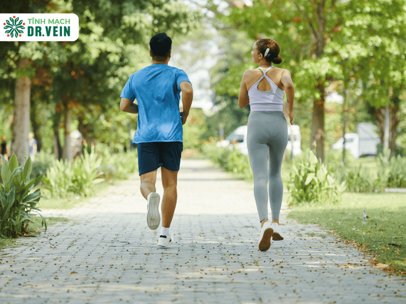 Đi bộ và vận động chân thường xuyên.